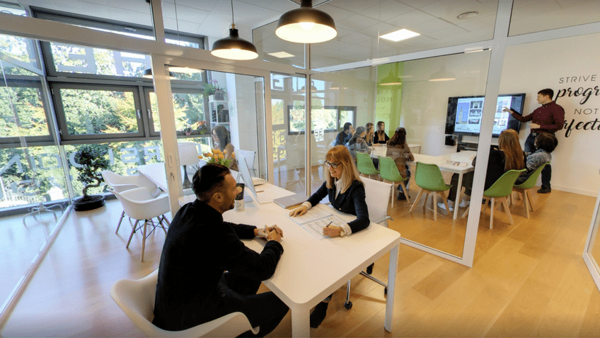 Hello, la scuola di lingue con docenti madrelingua che coniuga interazione e interattività