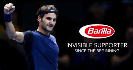 Roger Federer, ambassador Barilla, gioca a tennis sui tetti di Finale Ligure con Vittoria e Carola