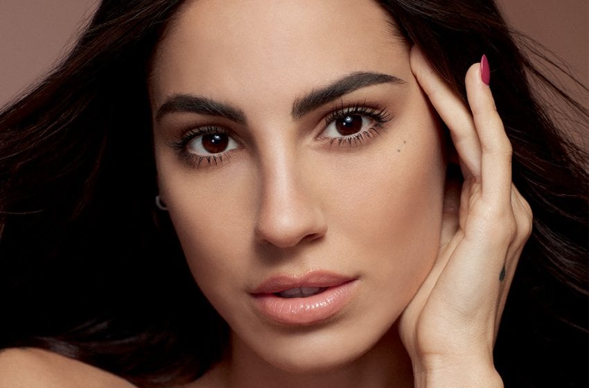 Giulia De Lellis, ancora testimonial di Maybelline New York, con il correttore “Il cancella età”