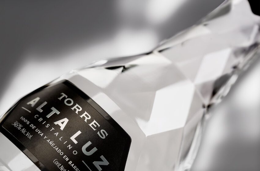 Robilant Associati firma Torres Alta Luz, brandy cristallino “made in Barcellona”