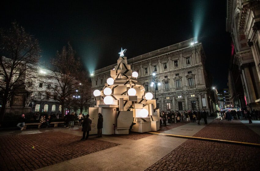 Jo Malone London e MKTG portano la magia delle feste in Piazza della Scala a Milano con ‘L’Albero dei Doni’