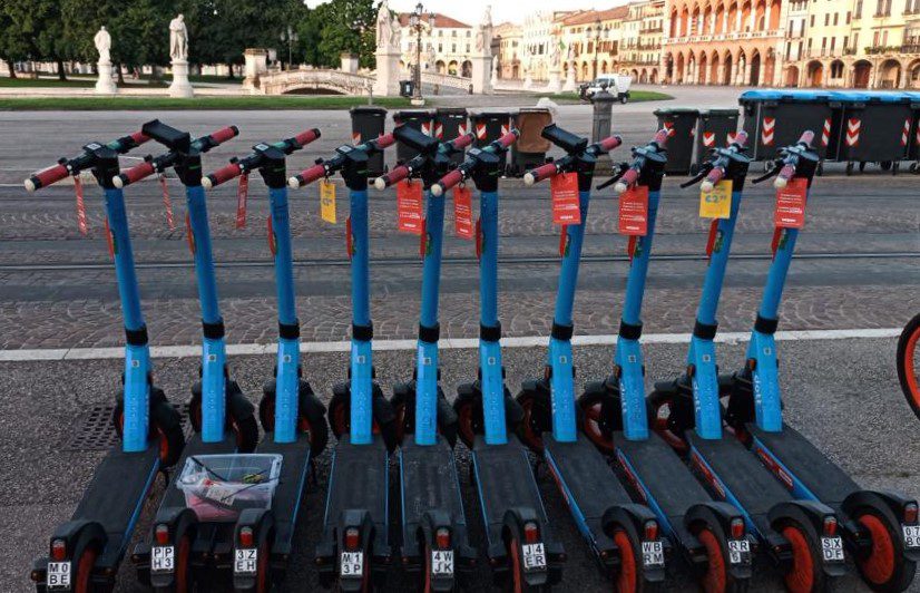 I monopattini elettrici diventano compagni di viaggio: al via la partnership tra WeRoad e Dott