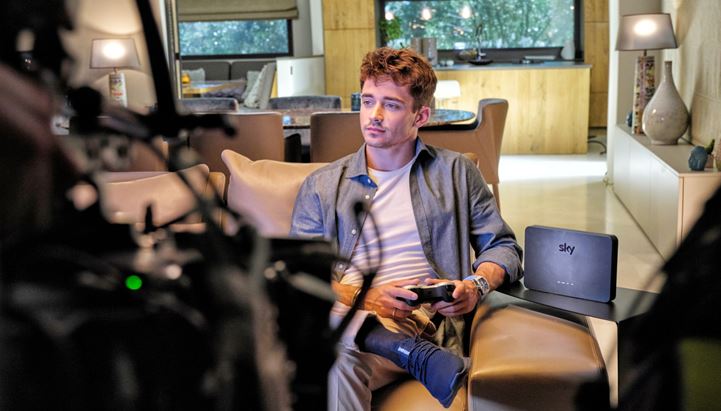 Sky WiFi sfida Charles Leclerc nel nuovo spot