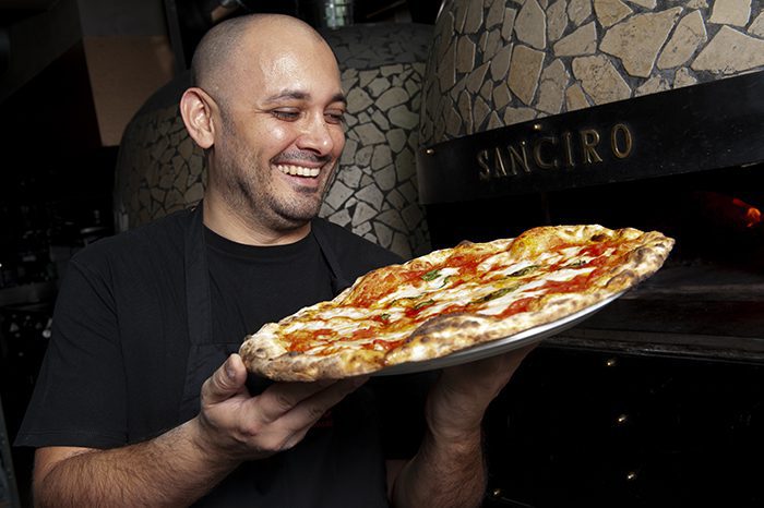Nasce la pizza della felicità, dedicata a chi trova gioia lavorando nell’arte bianca